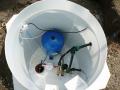 Plastová šachta na vrtanou studnu, montáž technologie